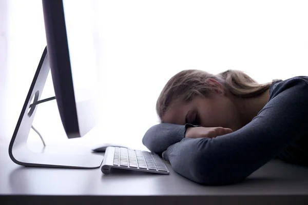 Estresse no local de trabalho. Estudante sonolento — Fotografia de Stock