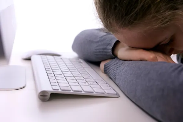İşyerinde stres. uykulu öğrenci