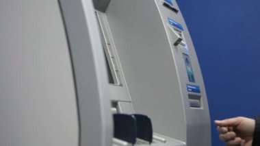 adam kredi kartını ATM'ye ekler.