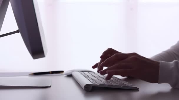 Woman typing on a computer — Stock Video