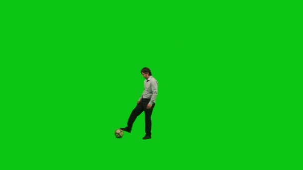Бізнесмен грає з футбольним м'ячем — стокове відео