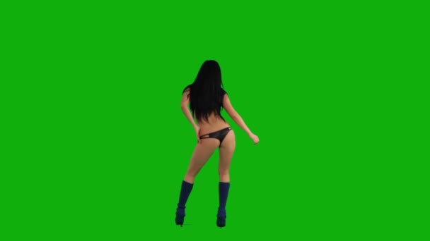 Красива дівчина танцює проти зеленого екрану — стокове відео
