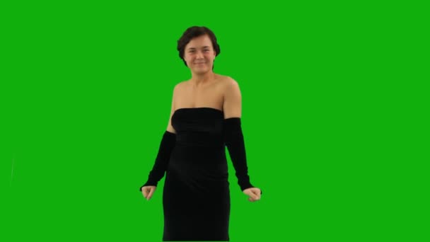 Bailando chica en elegante vestido negro — Vídeo de stock