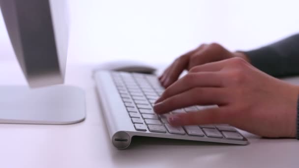 Mujer escribiendo en un teclado de ordenador — Vídeo de stock