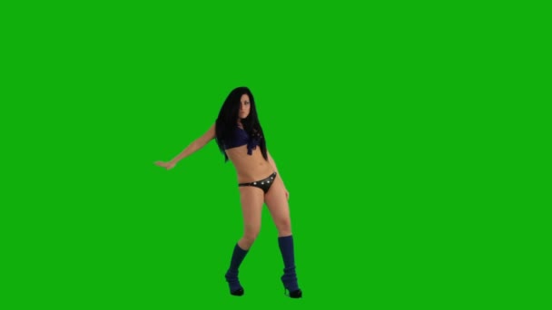 Красива молода дівчина в чорній білизні танцює — стокове відео