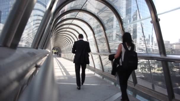 Een voetgangersbrug. binnenkant — Stockvideo