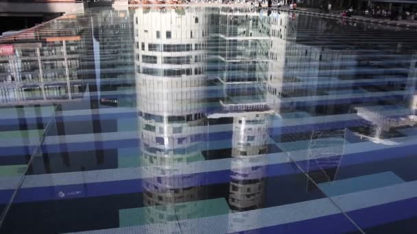 Reflexões de edifícios na água. Paris — Vídeo de Stock