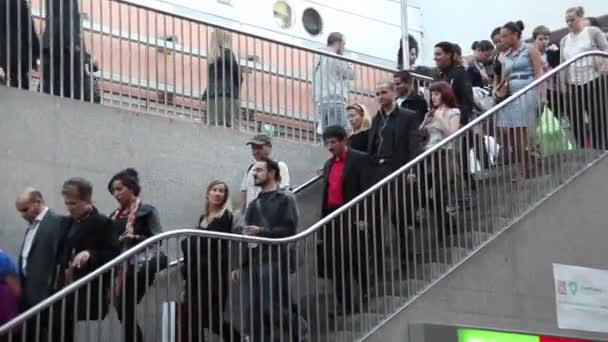 Pessoas a descer as escadas — Vídeo de Stock