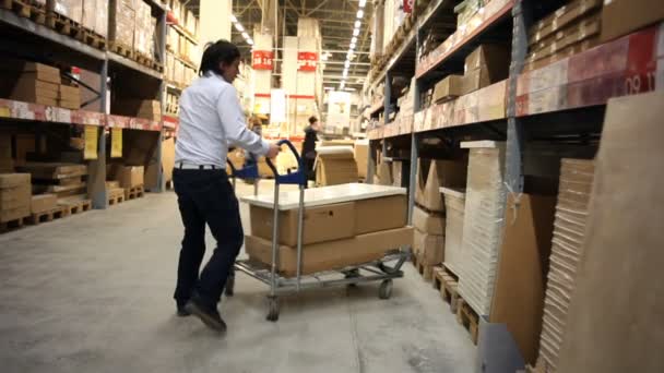 Hombre trabajador en el almacén — Vídeos de Stock