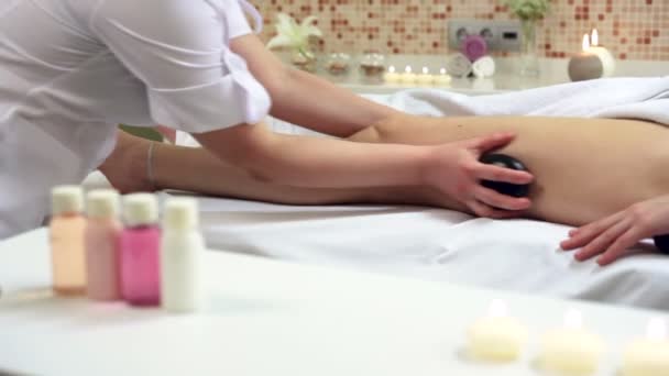 Mujer disfrutando de terapia de piedra — Vídeos de Stock