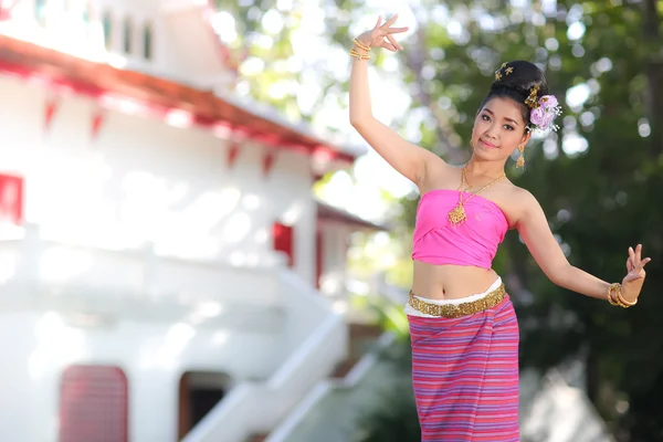 Thai fille dansante avec robe de style nordique dans le temple — Photo