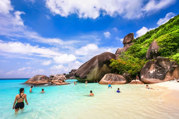 Krásné pláže a křišťálově čistým mořem na tropický ostrov — Stock fotografie