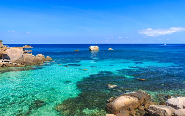 Belle mer sur l'île tropicla avec des eaux cristallines — Photo