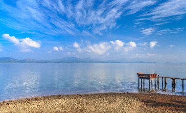 Beyaz snad plaj tropikal Adası'nda arası Baboo bar