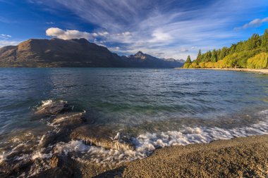 Mavi gökyüzü güzel göl wakatipu