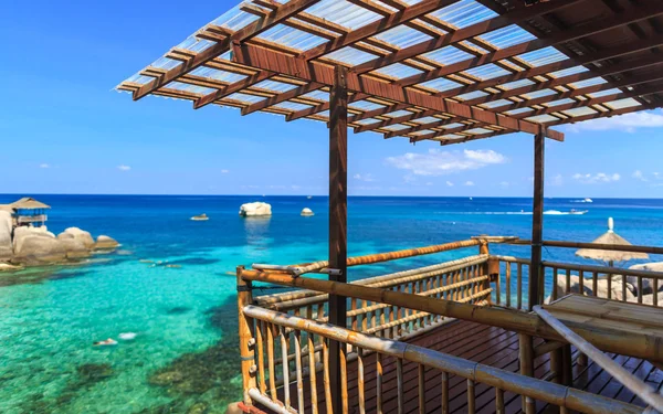 Cabaña de bambú sobre mar cristalino — Foto de Stock