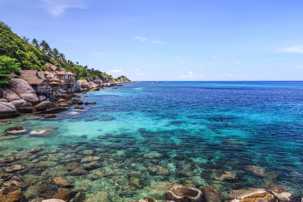 Hermoso mar en la isla de Tropicla con agua cristalina — Foto de Stock
