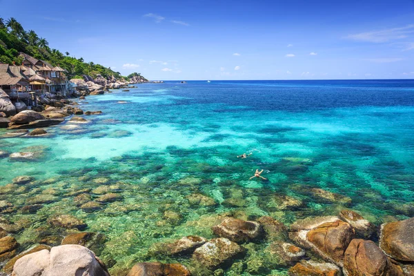 Vackert hav på tropiclaön med kristallklart vatten — Stockfoto