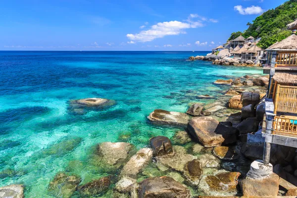 Krásné moře na tropickém ostrově s křišťálově čistou vodou — Stock fotografie