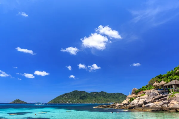 Красивое море на тропическом острове с кристально чистой водой — стоковое фото