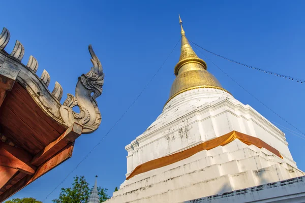 Golden pagoda in Thai temple — Stock Photo, Image