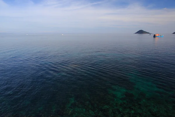 Belo mar na ilha tropicla com água cristalina — Fotografia de Stock