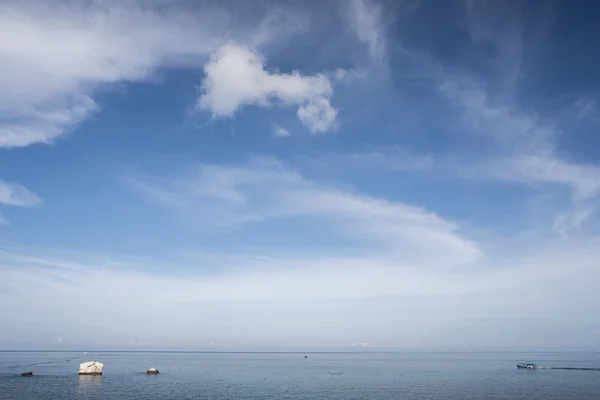 Lång svans båt i vackra havet — Stockfoto