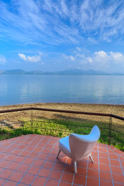 Beyaz snad plaj tropikal Adası'nda arası Baboo bar