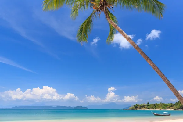 Playa de arena blanca en isla tropical — Foto de Stock