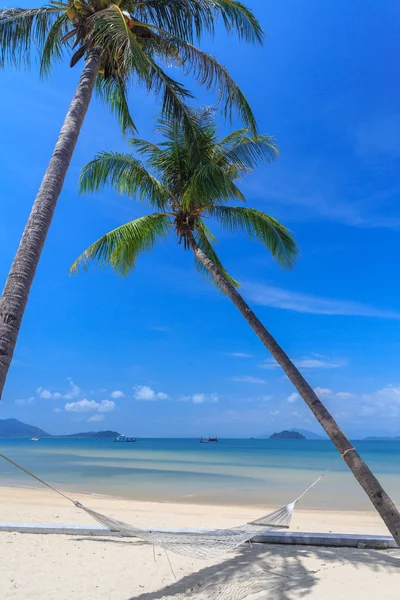 White sand beach at tropical island — Stock Photo, Image