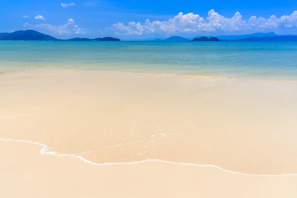 Isolierter weißer Sandstrand auf tropischer Insel — Stockfoto