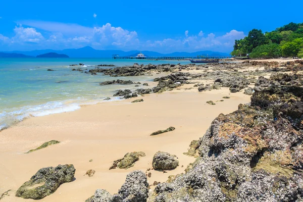 Rock beach on tropical island — Stock Photo, Image