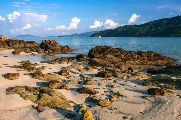 Piękne morze na tropikalnej wyspie koh lipe — Zdjęcie stockowe