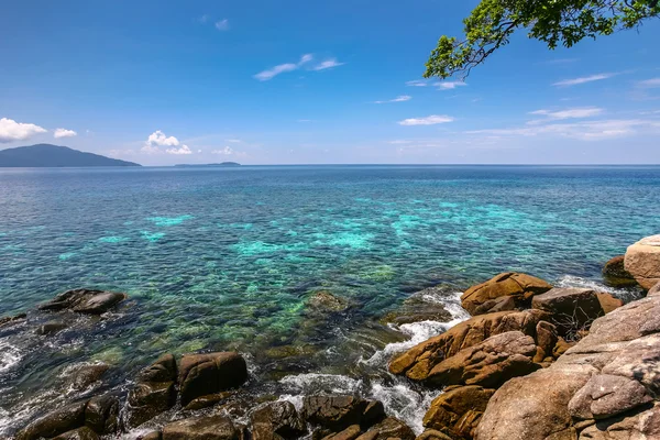 Piękne morze na tropikalnej wyspie koh lipe — Zdjęcie stockowe