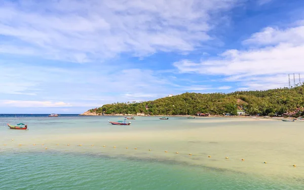 Isolated white sand beach on tropical island — Stock Photo, Image