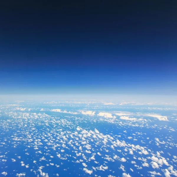 มุมมองท้องฟ้าเมฆที่สวยงามจากหน้าต่างเครื่องบิน — ภาพถ่ายสต็อก
