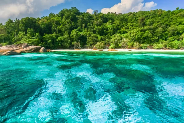 Crystal clear water of tropical island — Stock Photo, Image