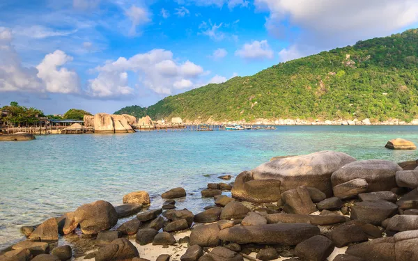 ทะเลที่สวยงามที่เกาะเขตร้อน — ภาพถ่ายสต็อก