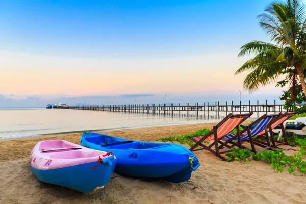 Beautiful beach on tropical island — Stock Photo, Image