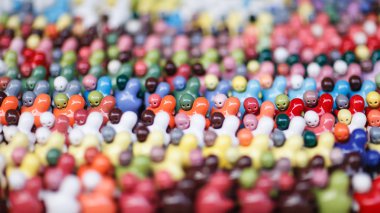 renkli çift bebek sevgiyle sarılmak.