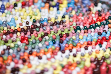 renkli çift bebek sevgiyle sarılmak.