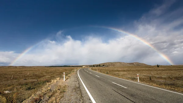 漂亮的充满彩虹，在公路和山地 — 图库照片