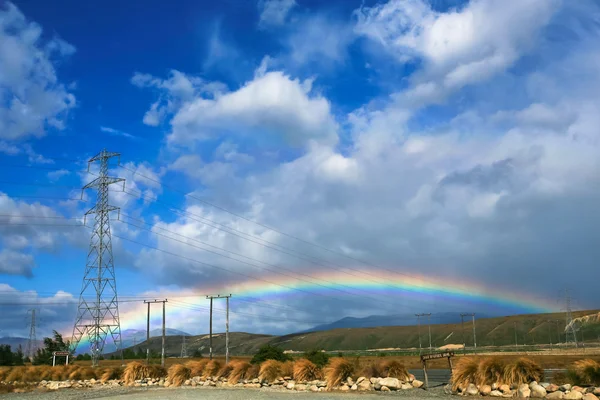 Mooie volledige regenboog over / mountainbikes — Stockfoto