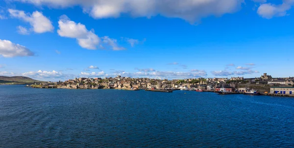 Centrum města Lerwick pod modrou oblohou — Stock fotografie