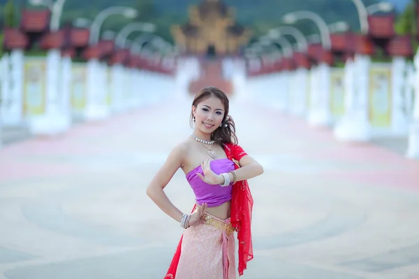 Thailändisches Tanzmädchen mit Kleid im nördlichen Stil im Tempel — Stockfoto