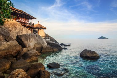 Bambu kulübe berrak deniz üzerinde