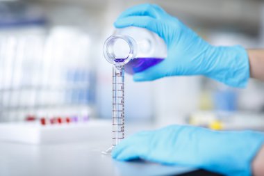 mor bir sıvı dereceli silindir içine decanting