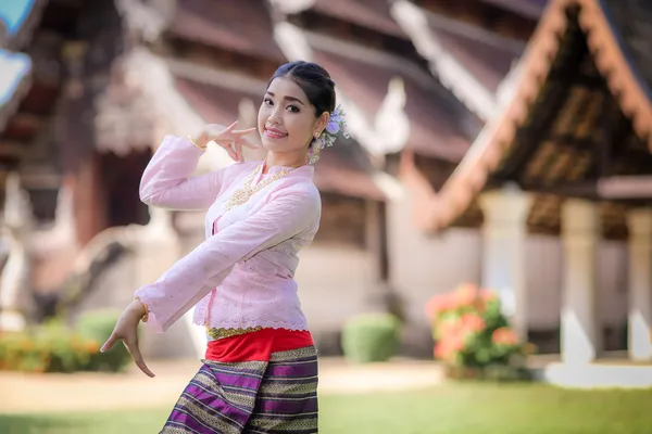 Thai dancing girl with northern style dress in temple — Stock Photo, Image
