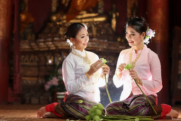 Taylandlı kız tapınakta Lotus çiçeği yapma