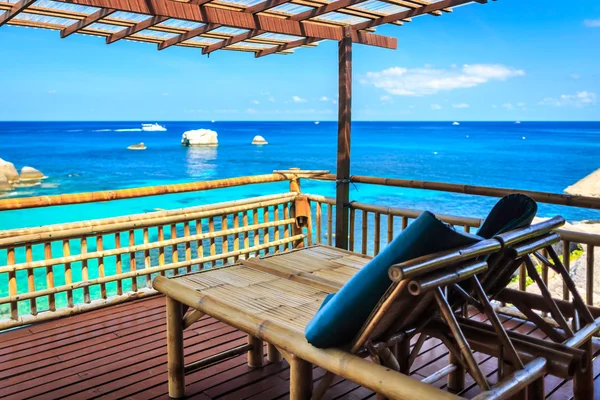 Bambu kulübe berrak deniz üzerinde